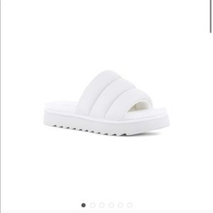 Koolaburra While BRB Slides